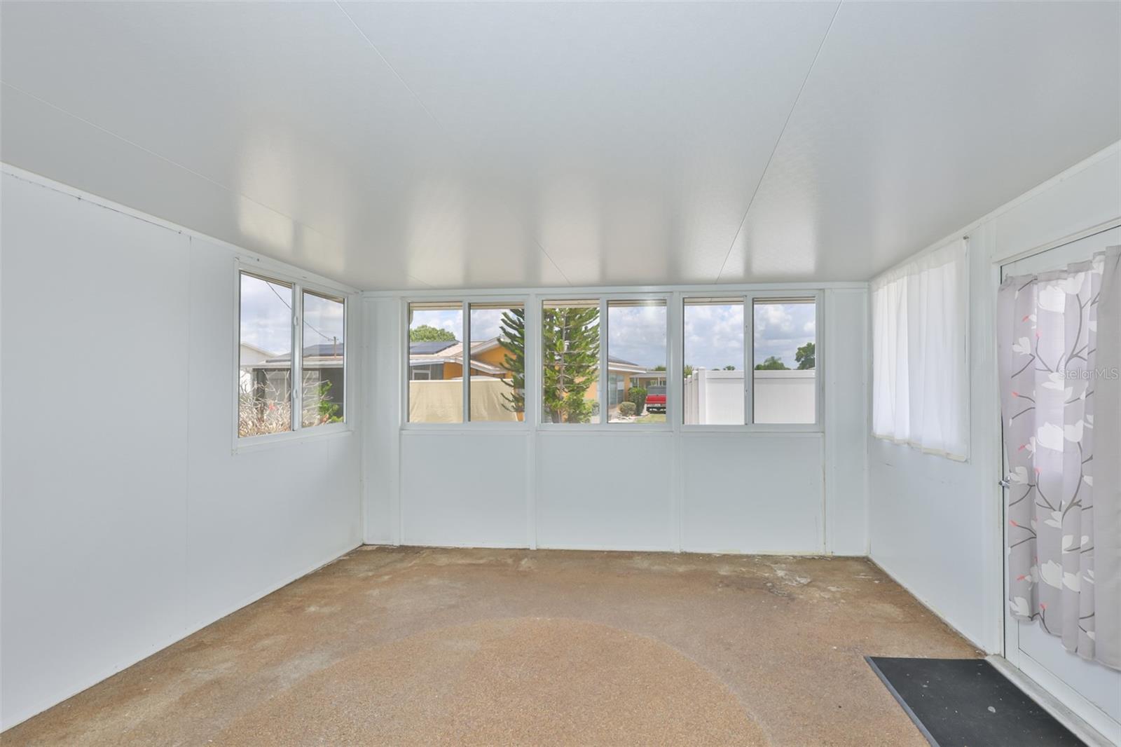Sunroom with Insulated ceiling