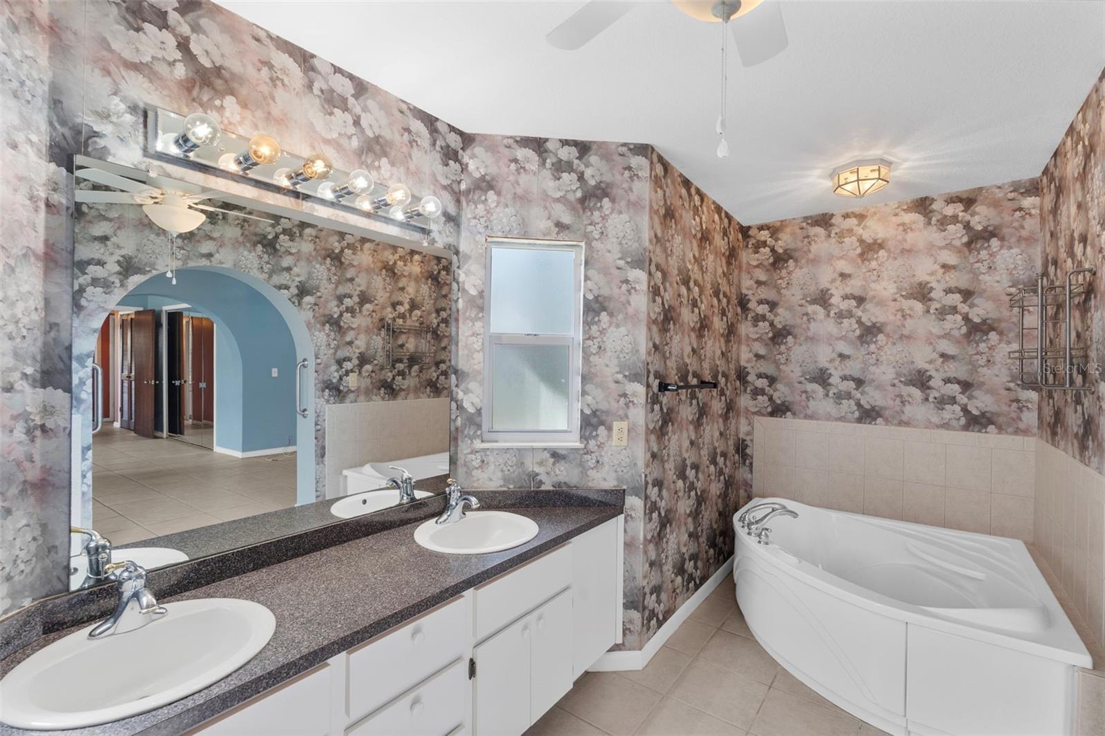 Ensuite Bathroom with Garden Tub