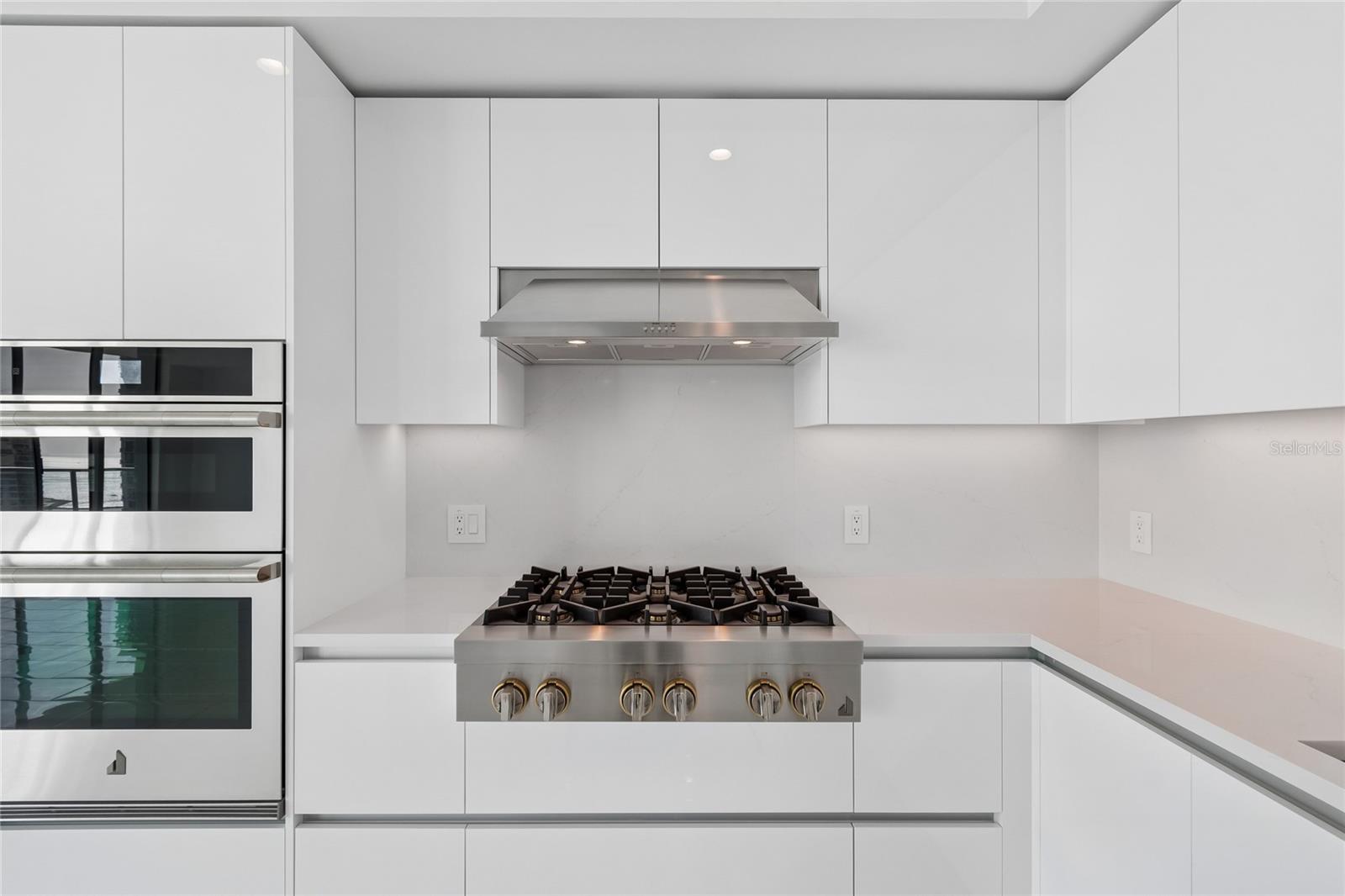 Wow, a 6 burner Jenn-Air natural gas cooktop (and the gas is even included in your condo fee)