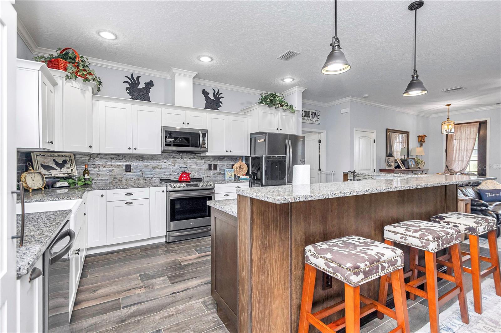 Kitchen w/Breakfast Bar