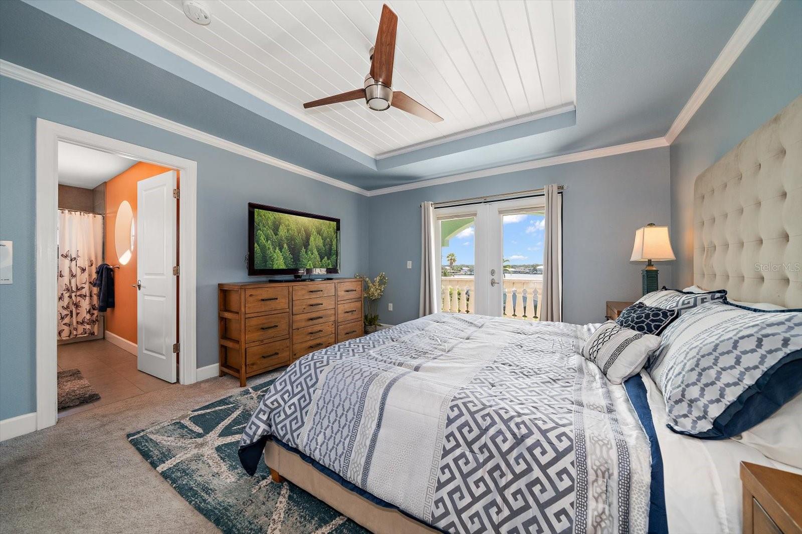 Private guest bedroom with ensuite bath