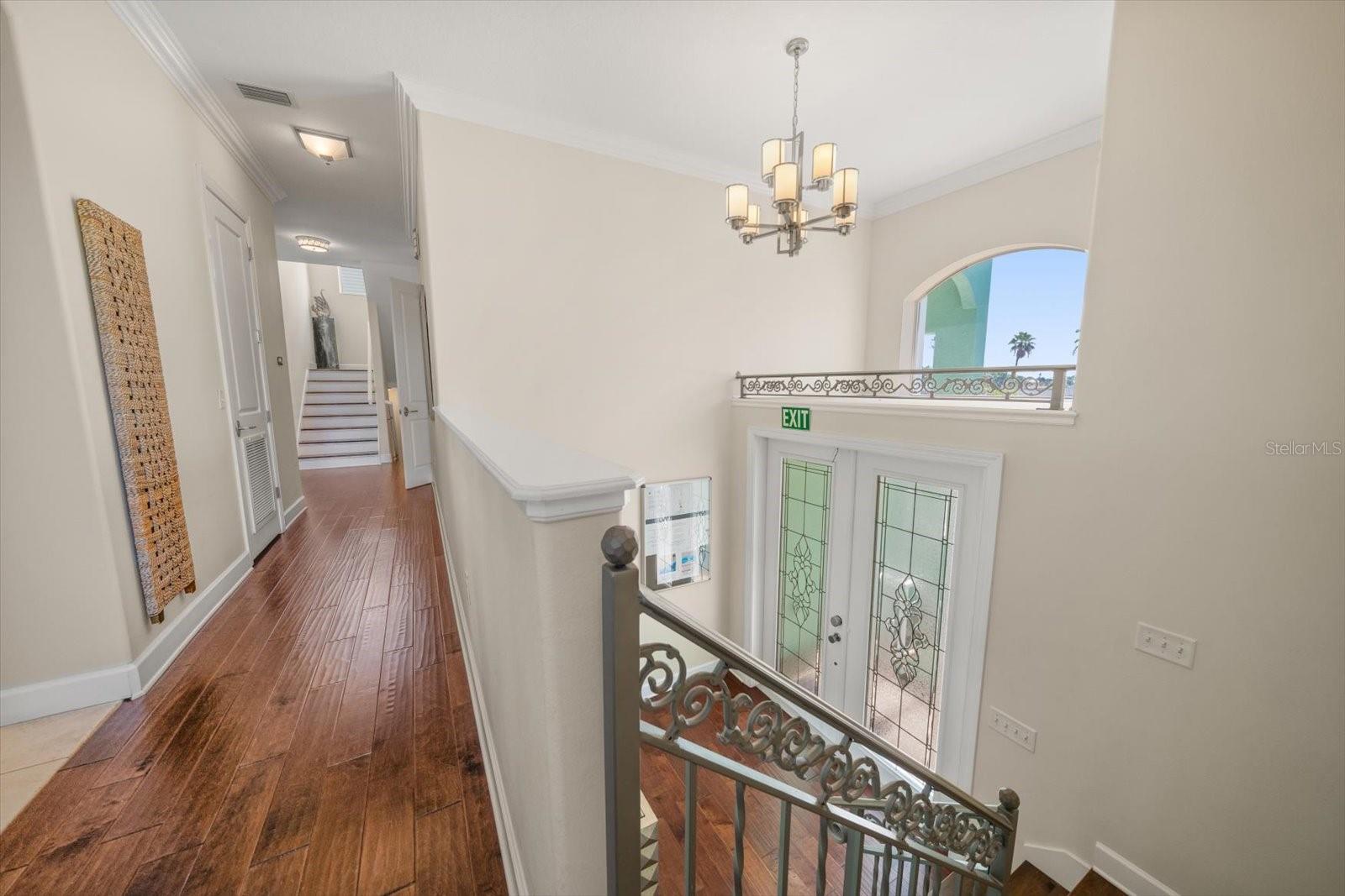 Impressive entry! Bathed by natural light.