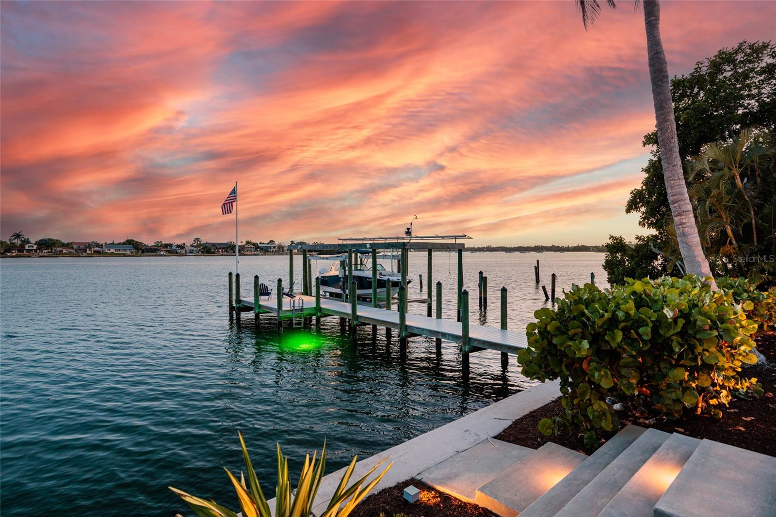 Private deep-water dock with underwater fishing light! See Sheep Head, Grouper, Red Fish, Snappers, Tarpon and MORE!