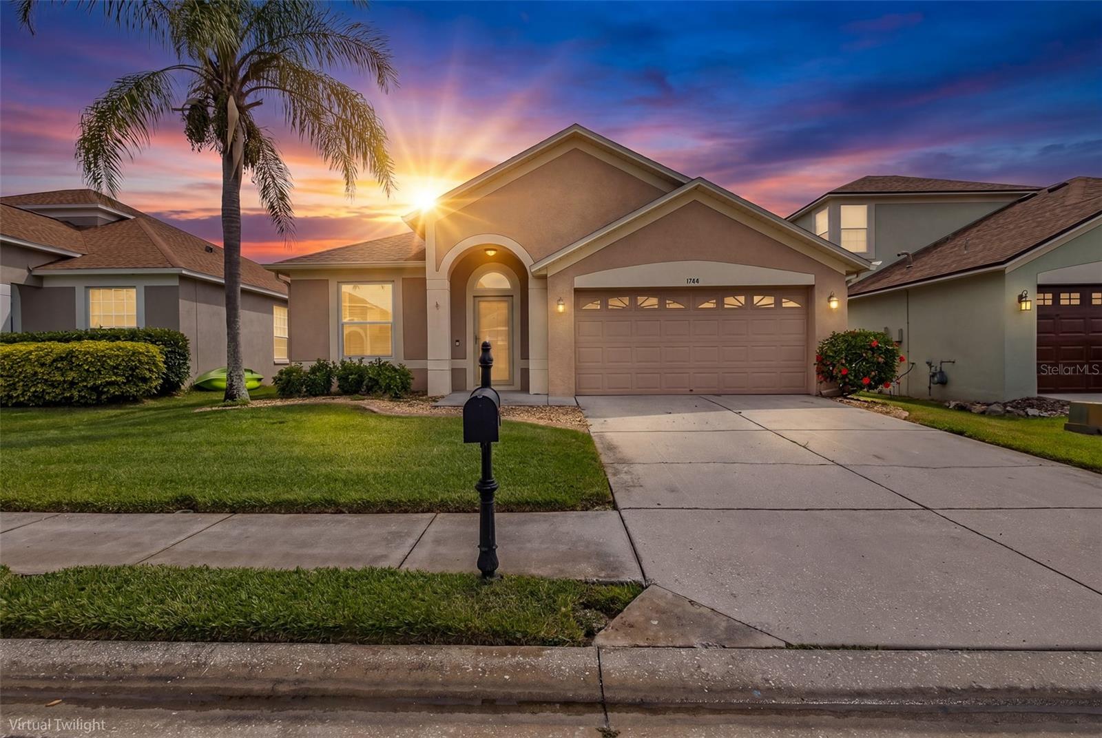 Front of Home w/Virtual Twilight
