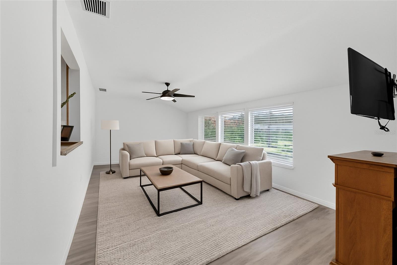 This photo includes virtual furnishings.