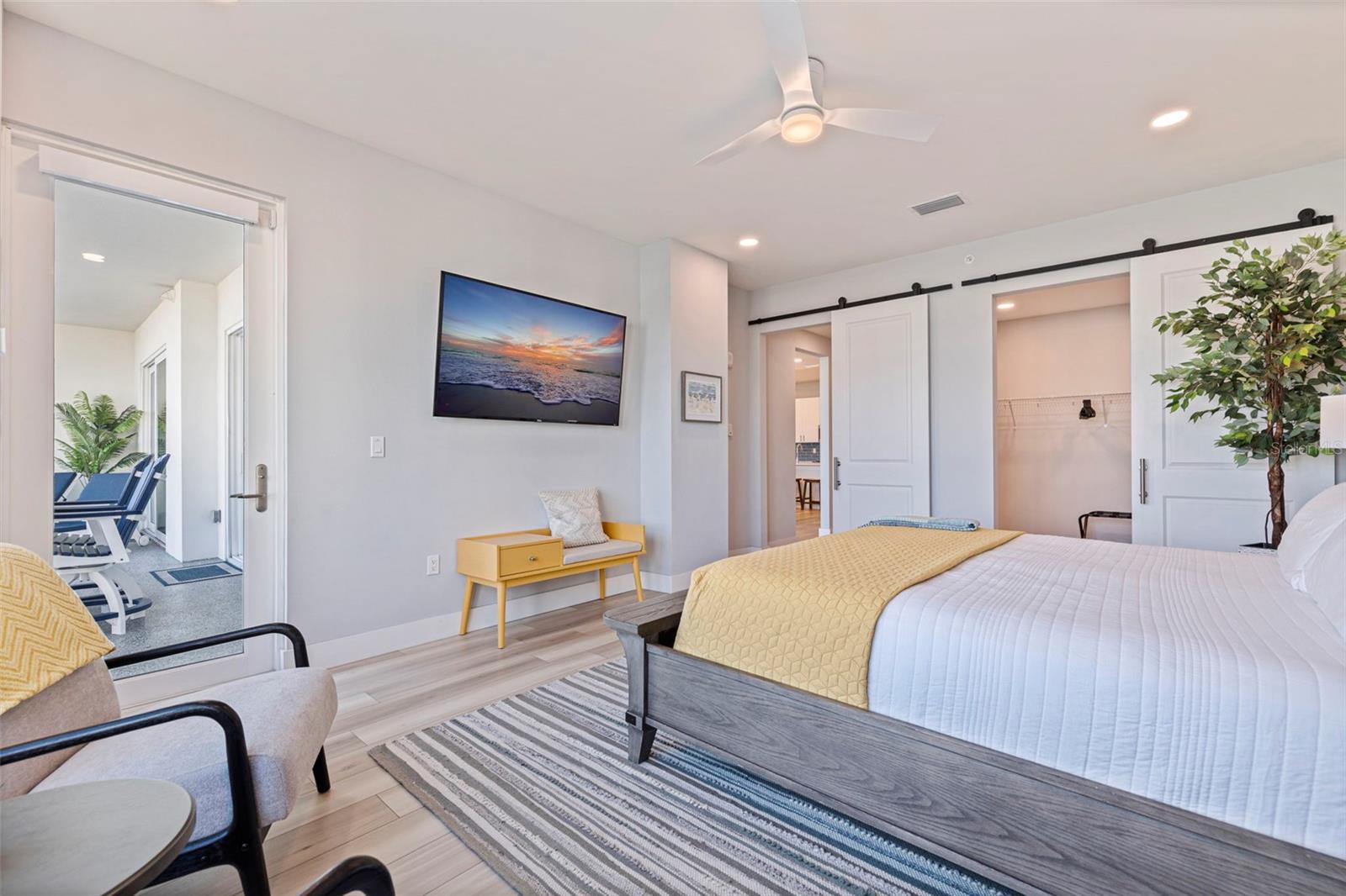 King Bed / Primary Suite, Access to Balcony