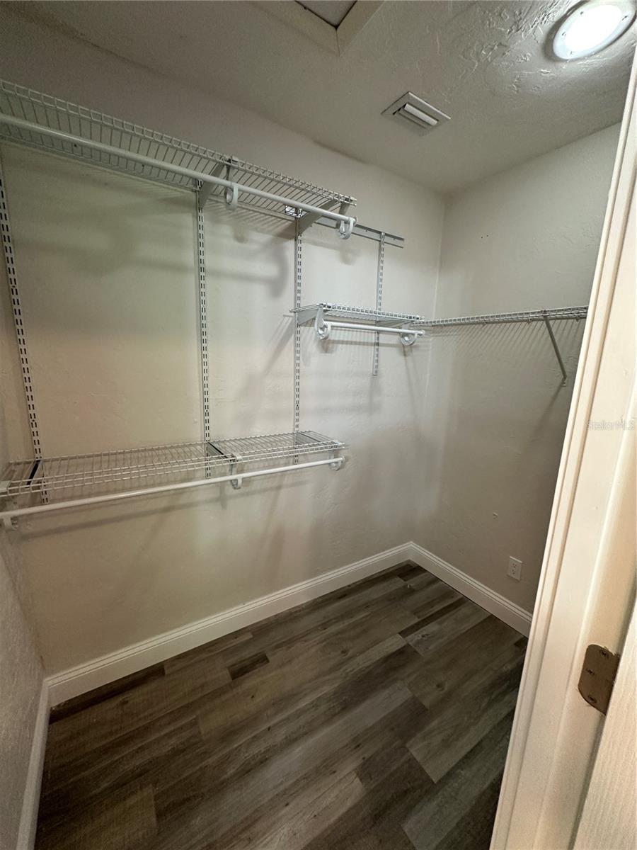 Walk in Closet Master Bedroom