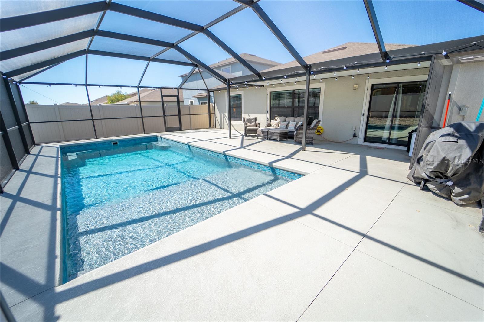 EXPANSIVE PATIO ARE