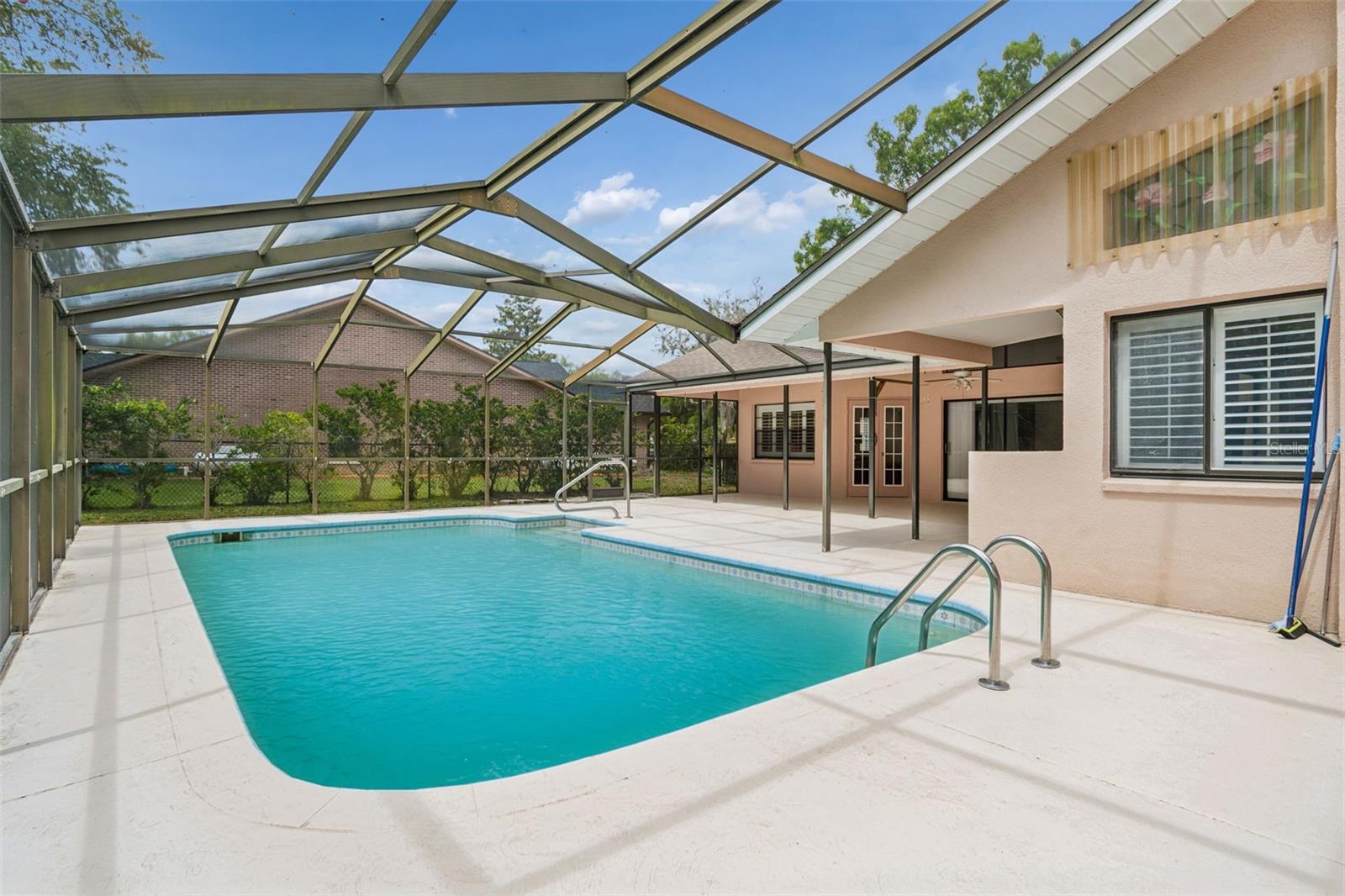 Large pool with a birdcage