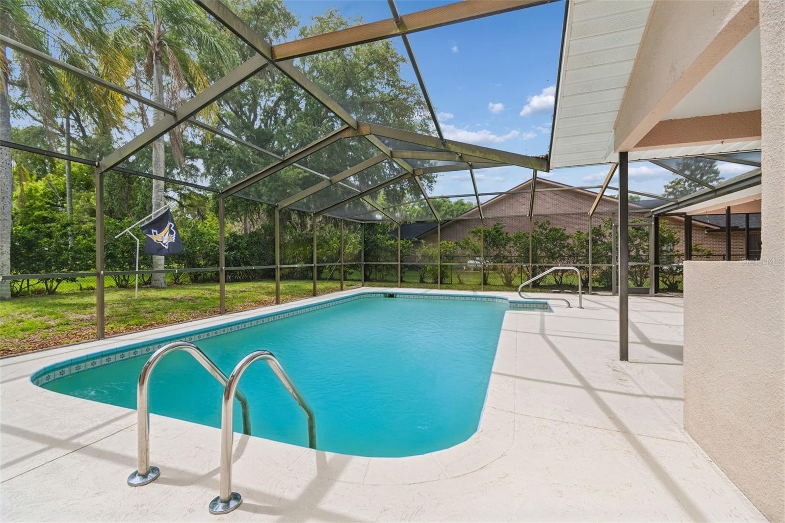 Large pool with a birdcage