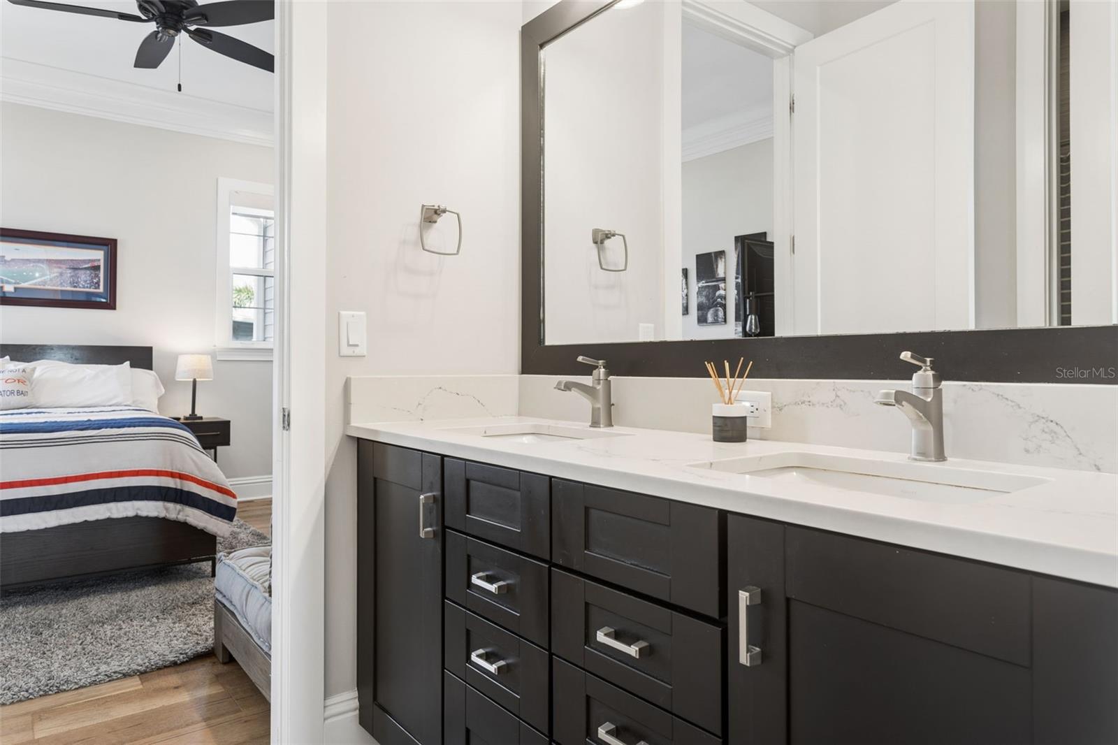 Bathroom 3 (Jack-n-Jill)