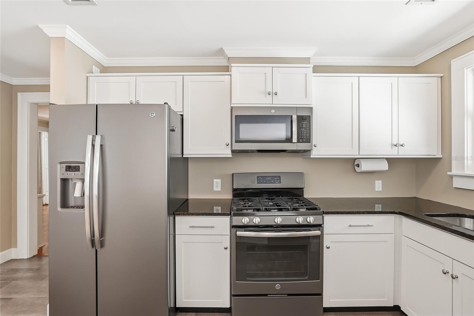 Enjoy cooking on the gas range.