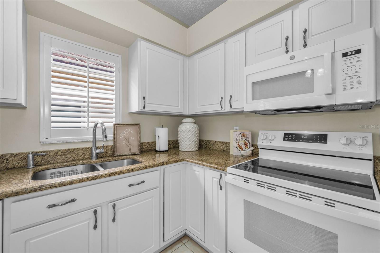 Who doesn't love a window over their sink!