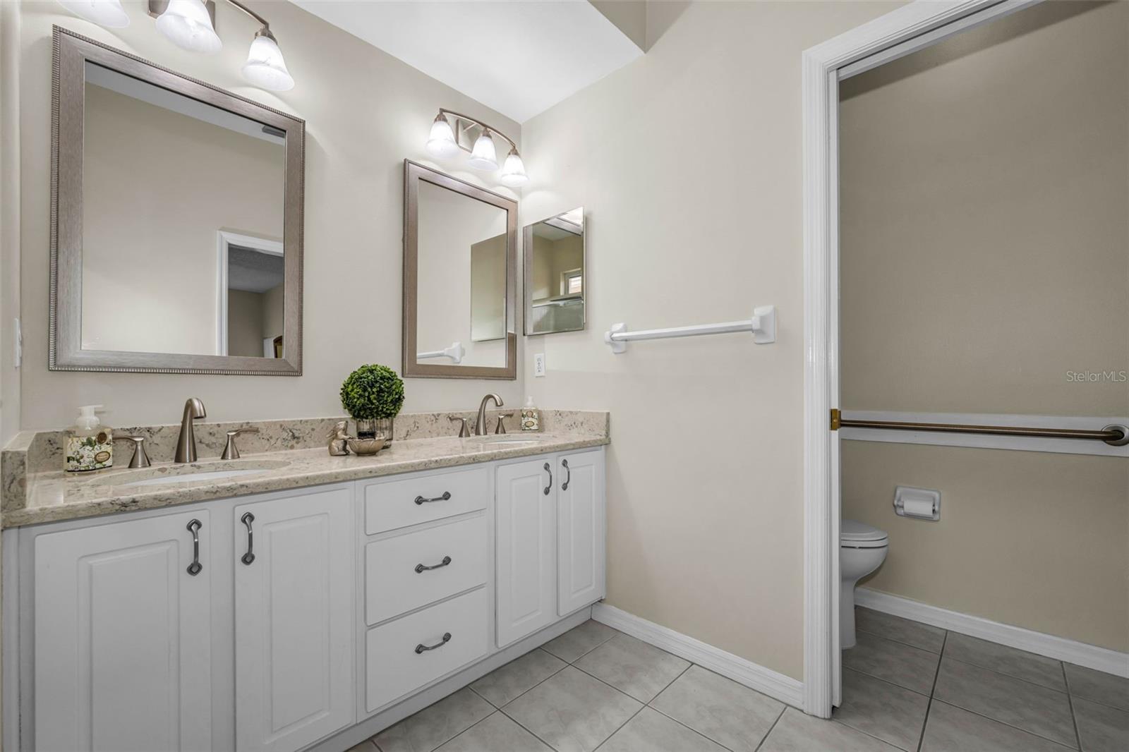 Dual sinks with beautiful granite countertops