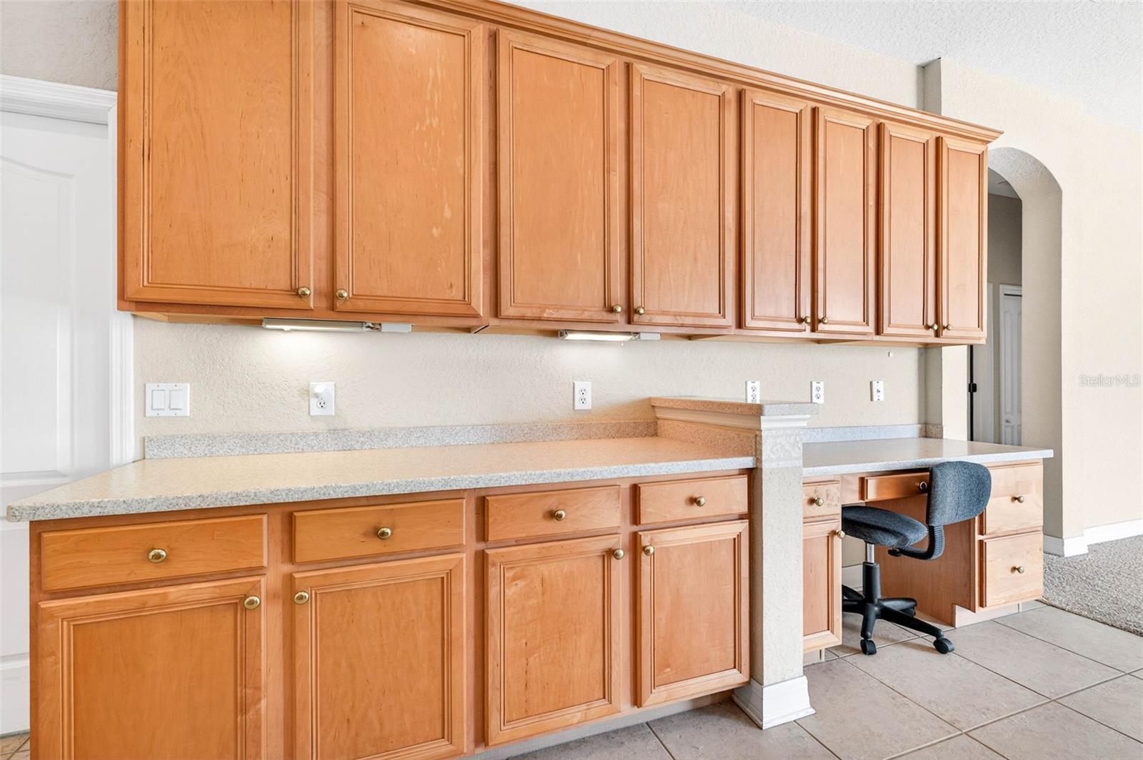 Kithchen prep area & desk