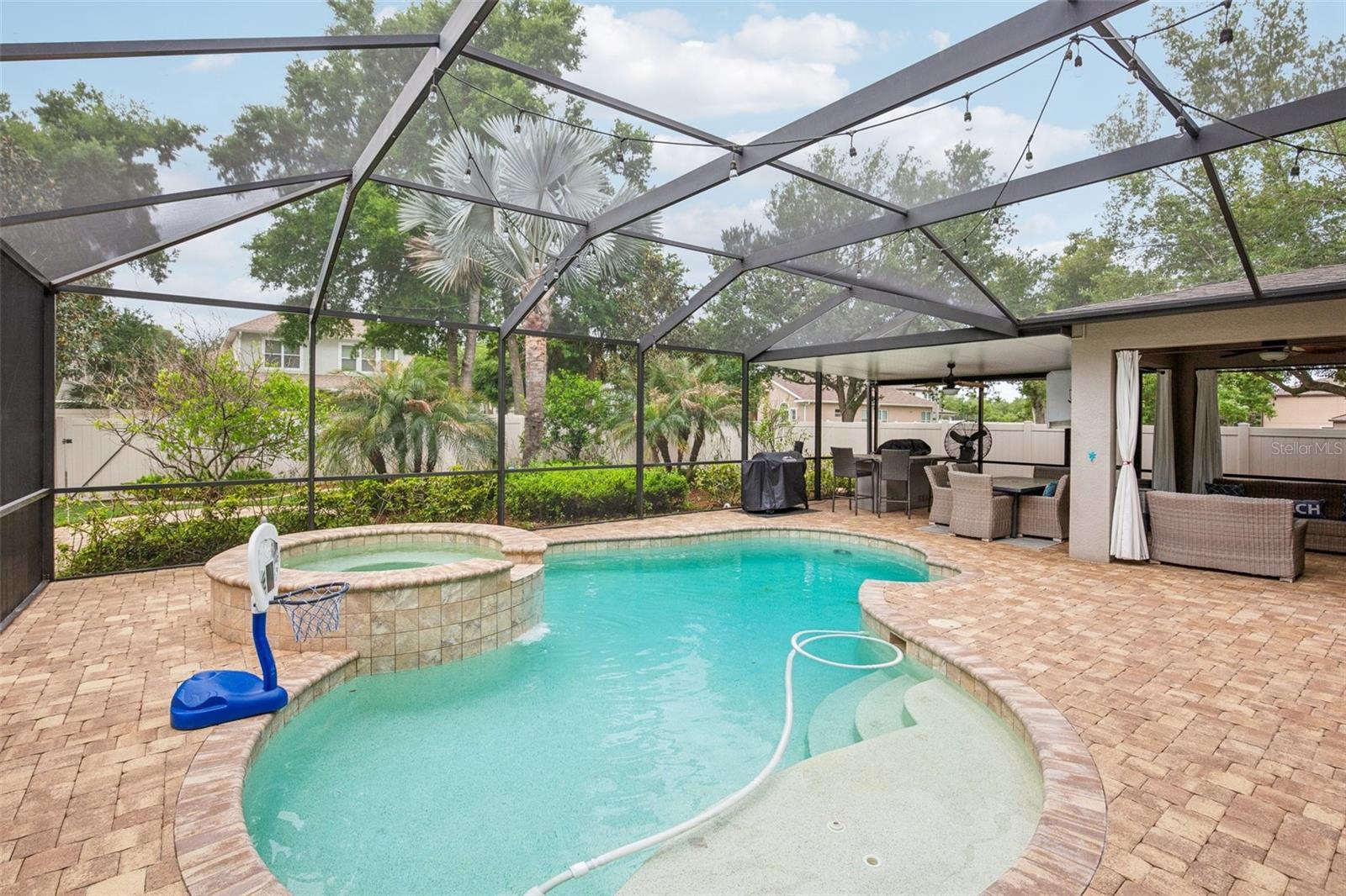 SCREENED POOL AND SPA PROVIDES TRUE FLORIDA LIVING!