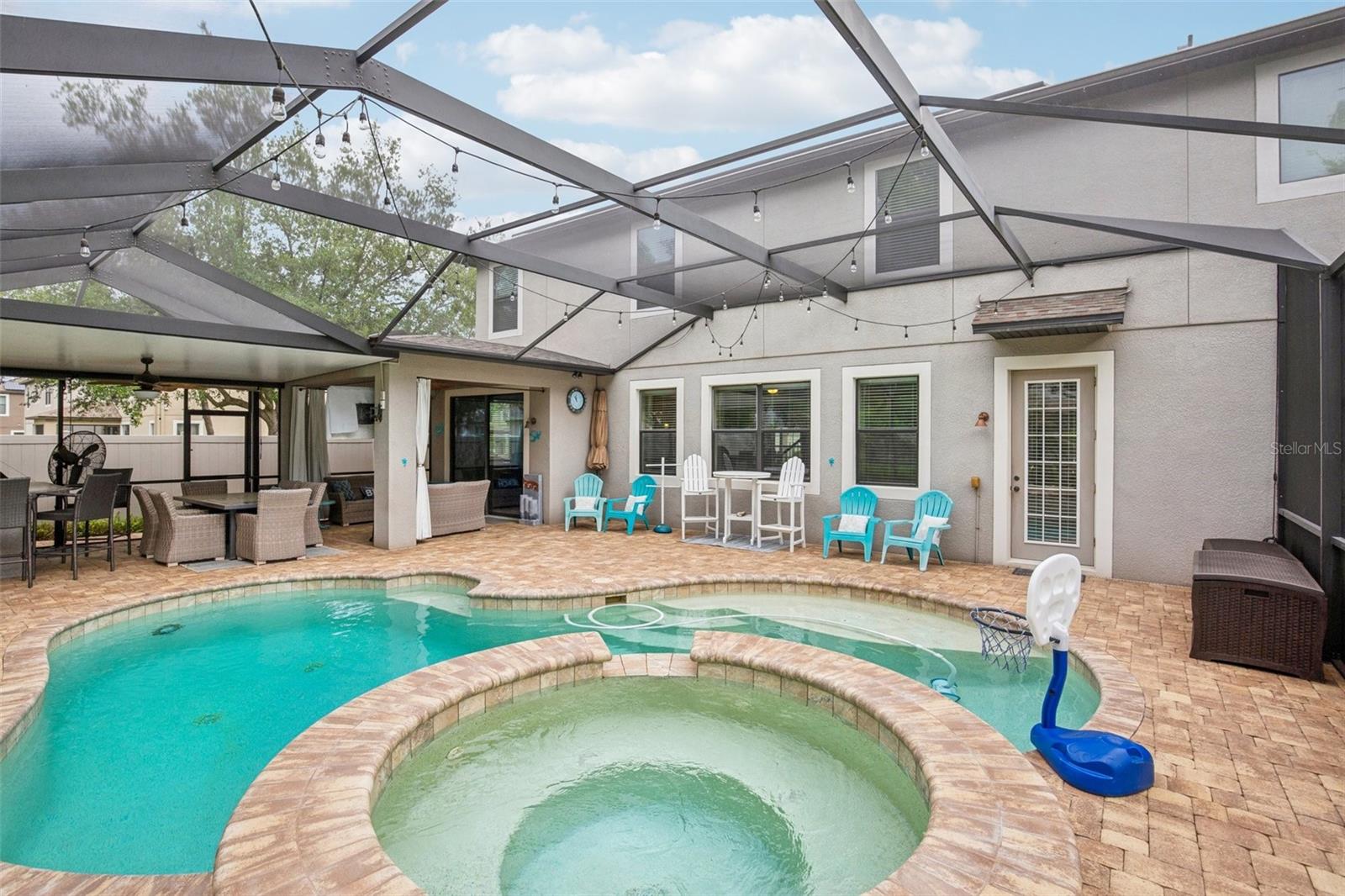 SCREENED POOL AND SPA PROVIDES TRUE FLORIDA LIVING!