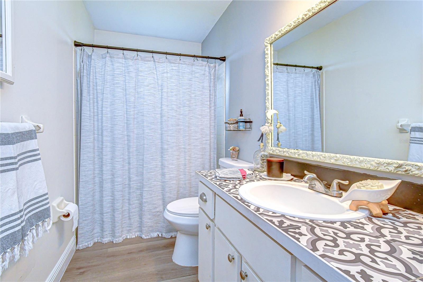 Beautifully Updated Full Bathroom