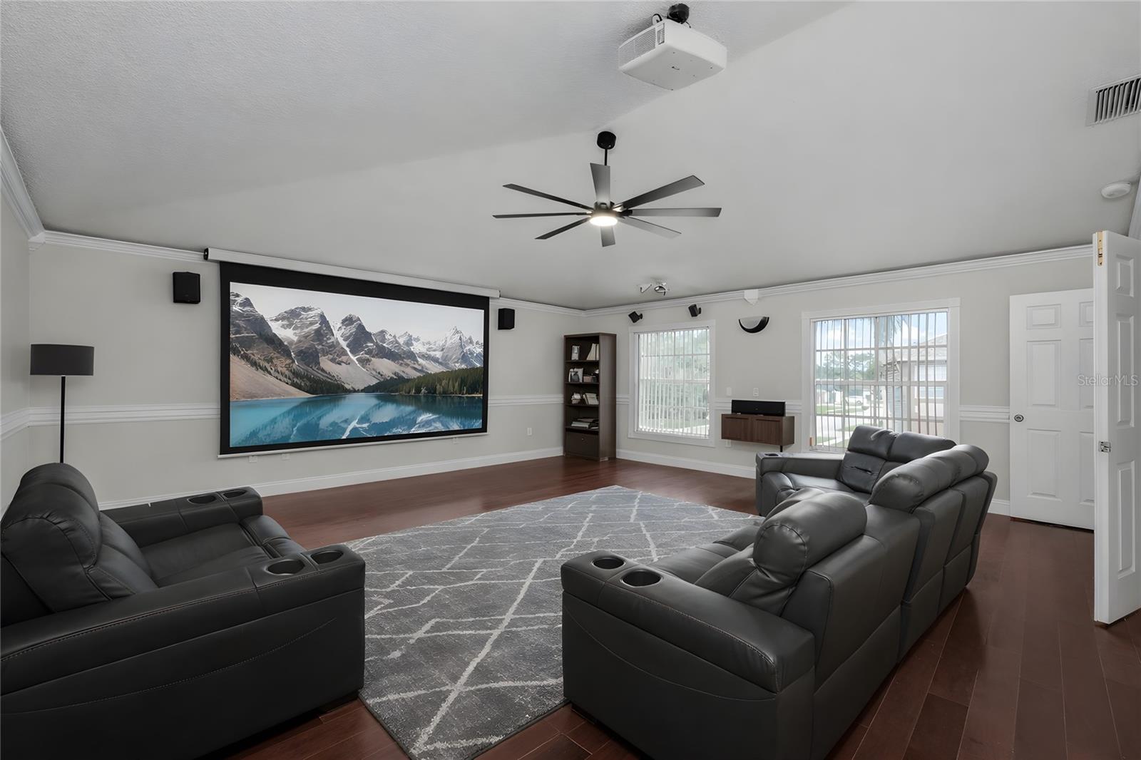 Huuuge bonus / flex room!