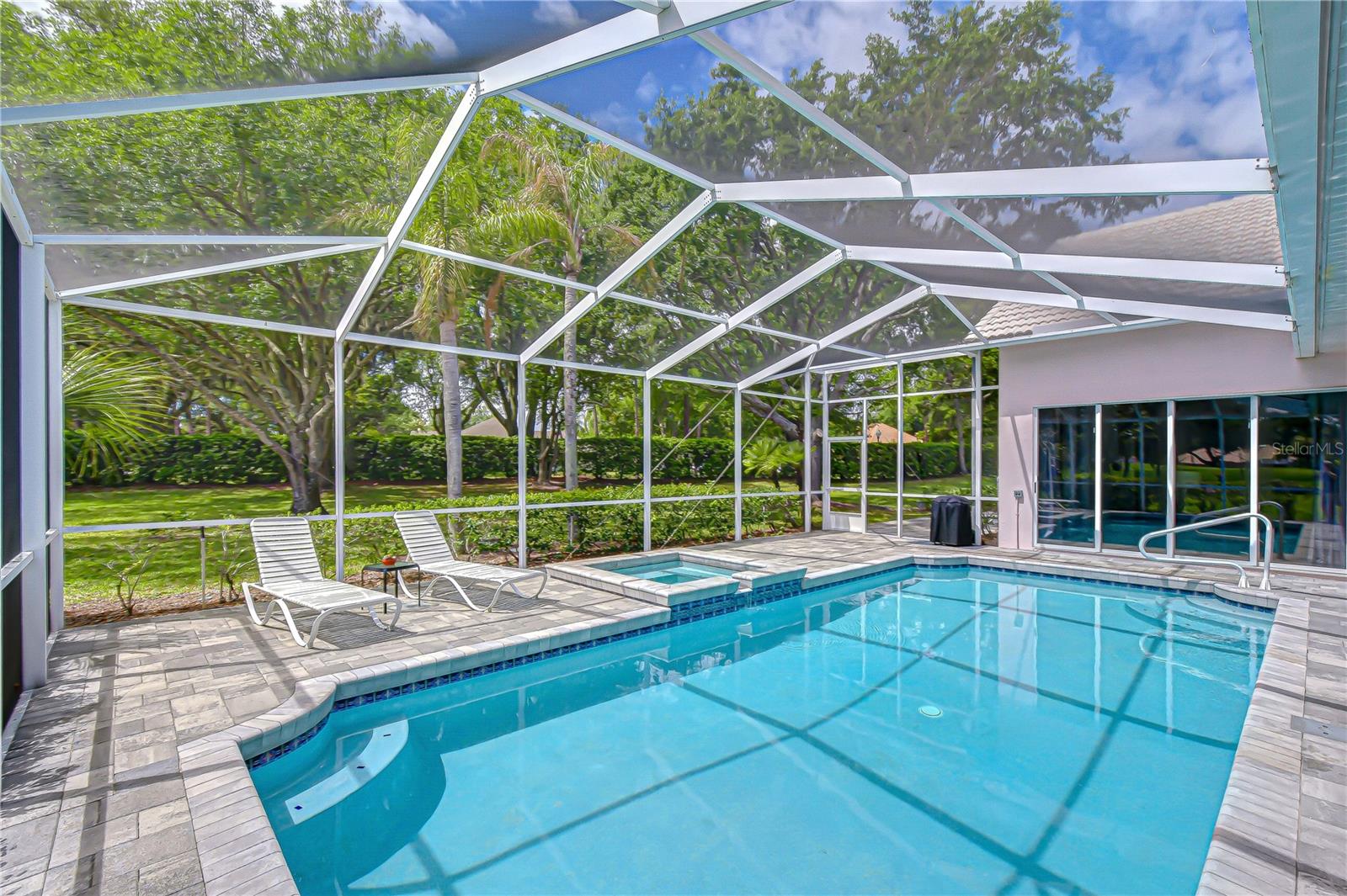 Oversized lanai ideal for both relaxing and entertaining