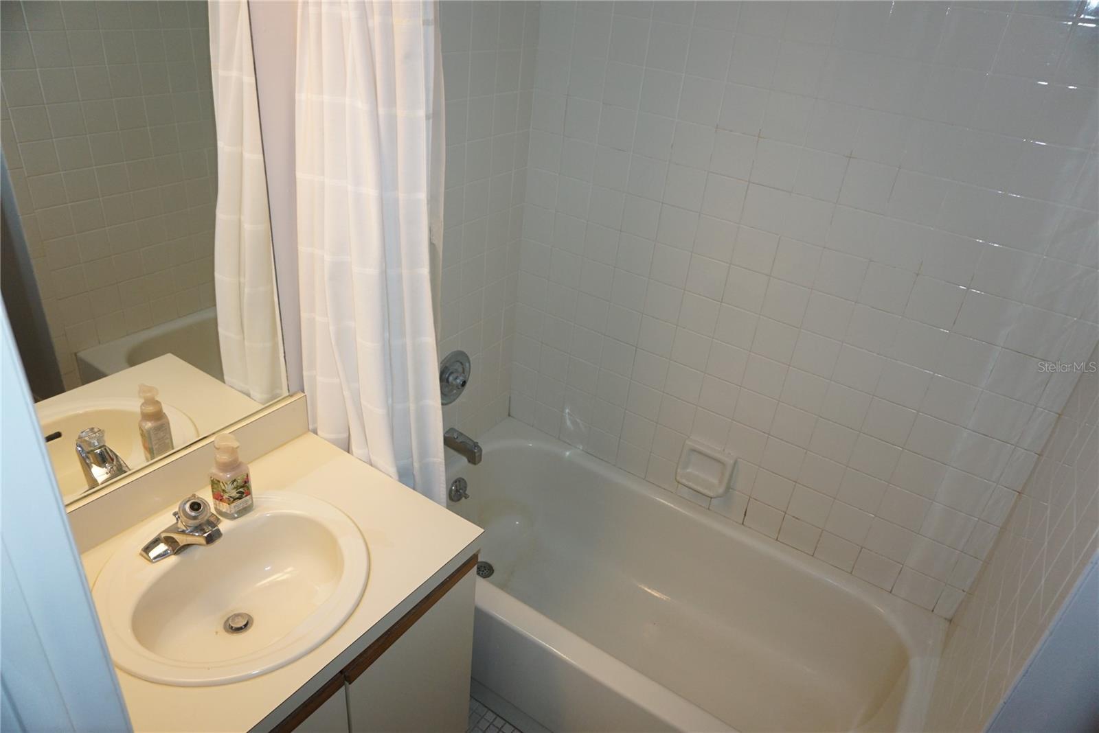 Guest bath w/ tub