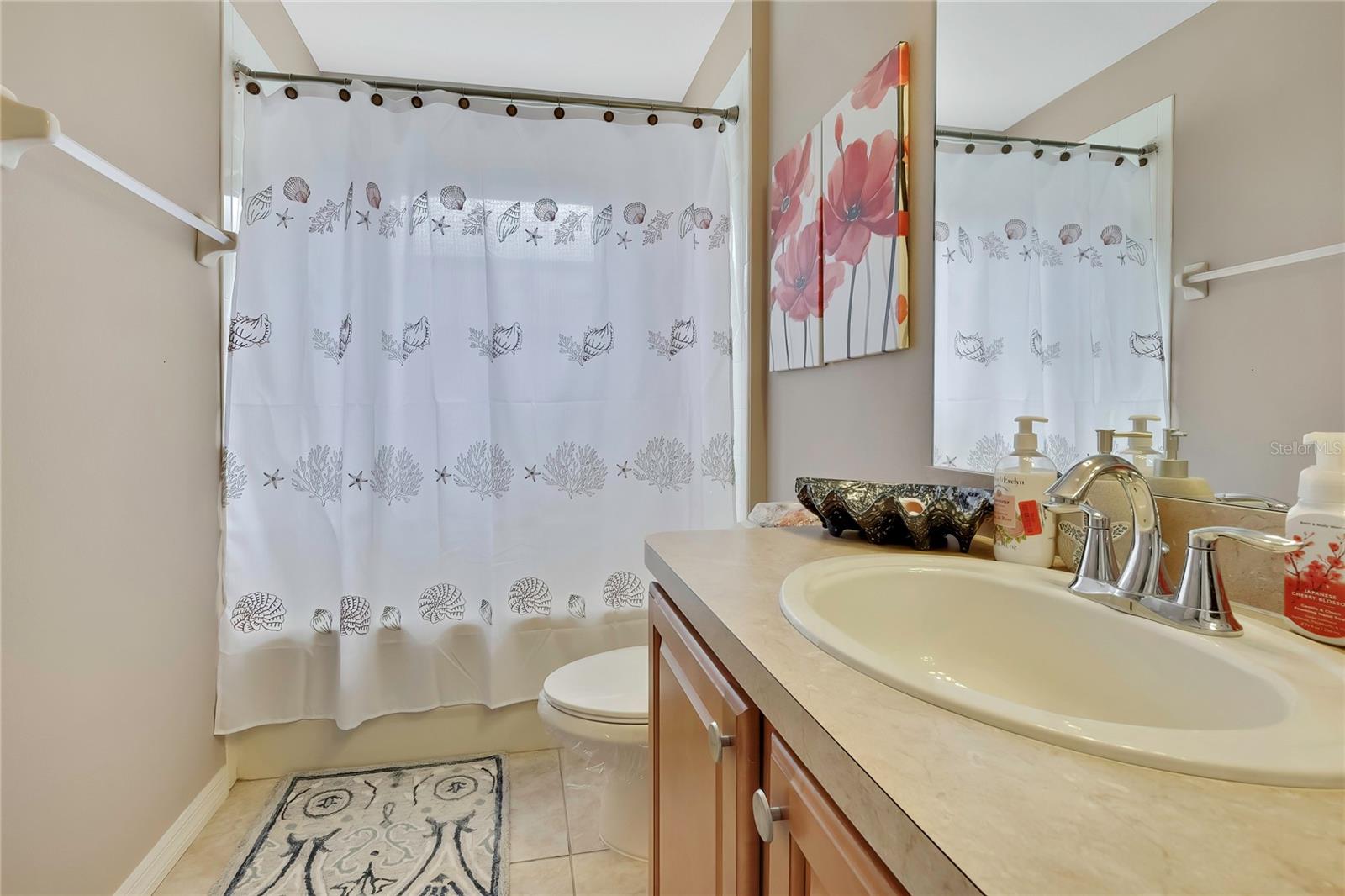 Main bath with shower/tub