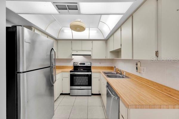 IMMACULATE KITCHEN WITH APPLIANCES