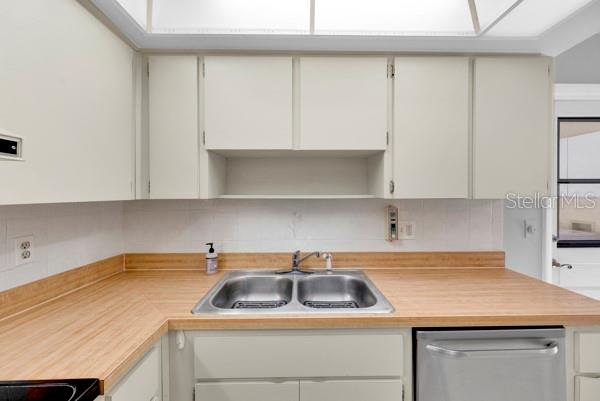 SPACIOUS COUNTER SPACE