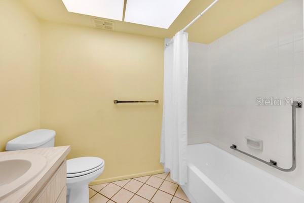 HALL BATH WITH CERAMIC TILE