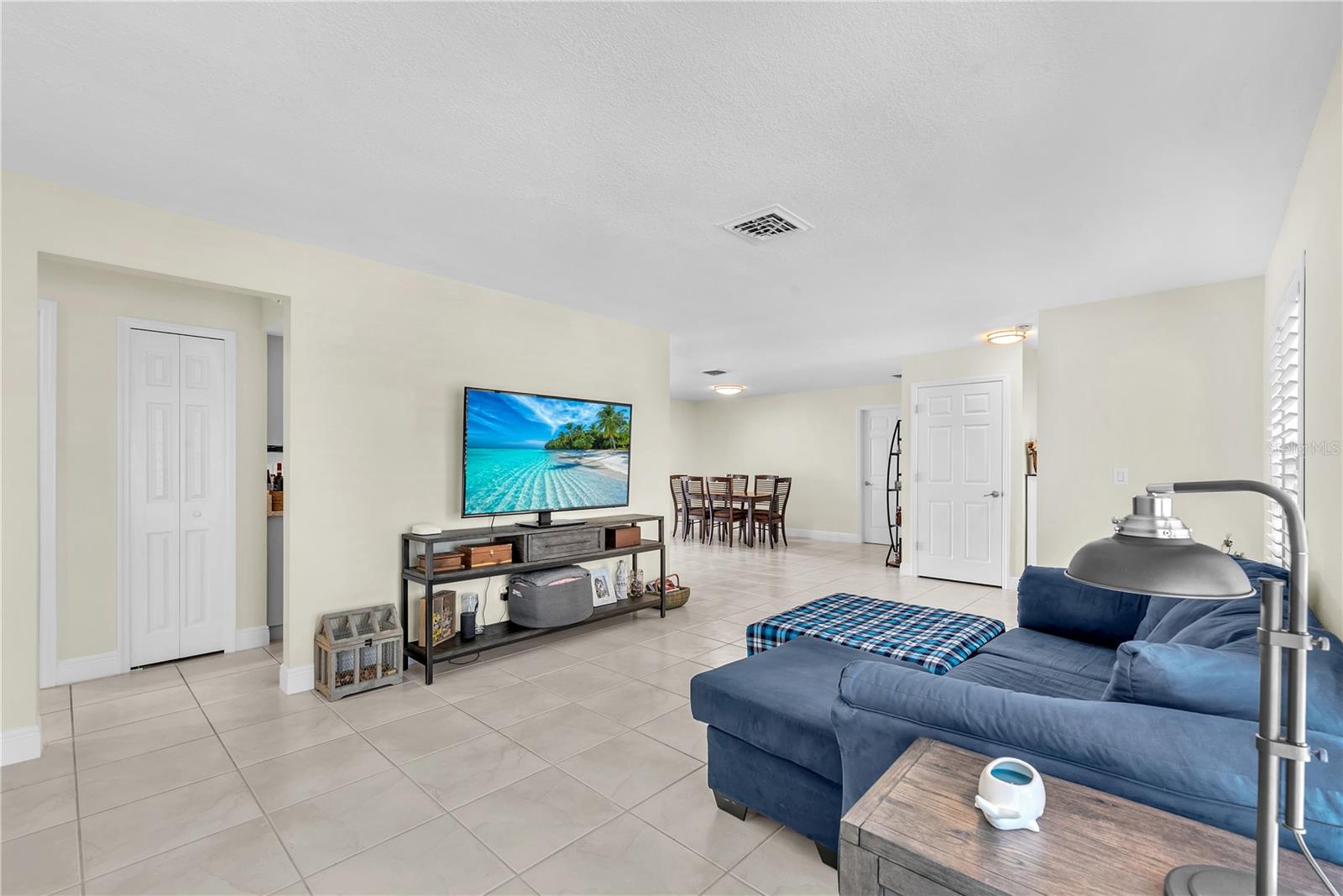View from Livingroom to foyer