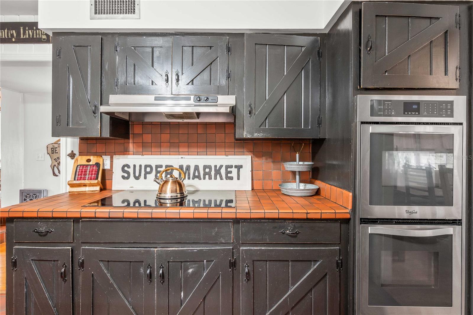 Kitchen with Cooktop & Buiklt In oven
