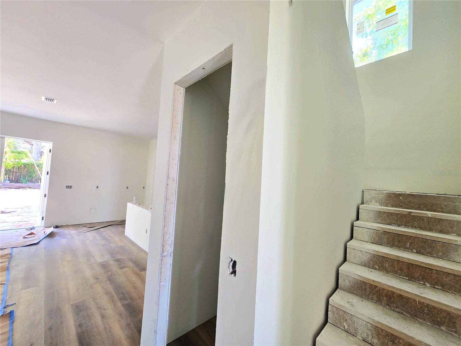 DRYWALL UP