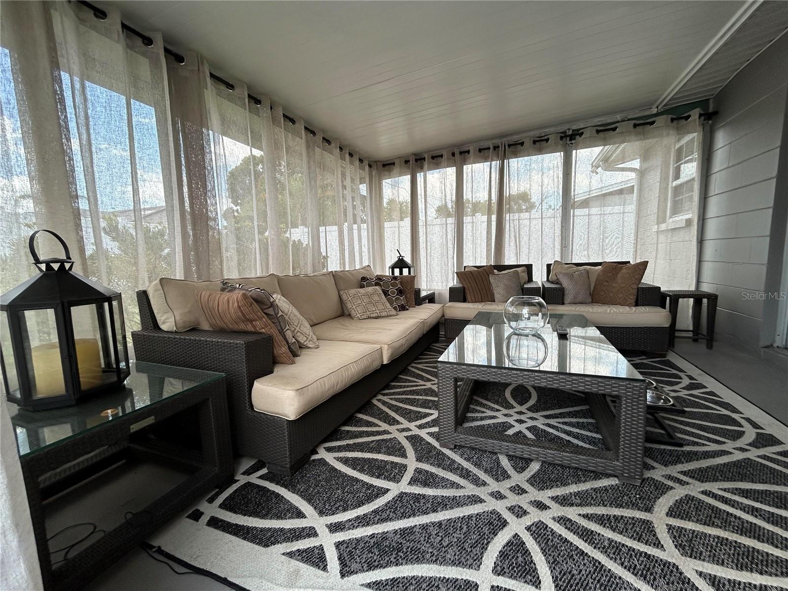 Easy access to the out grill area and additionalpatio space.