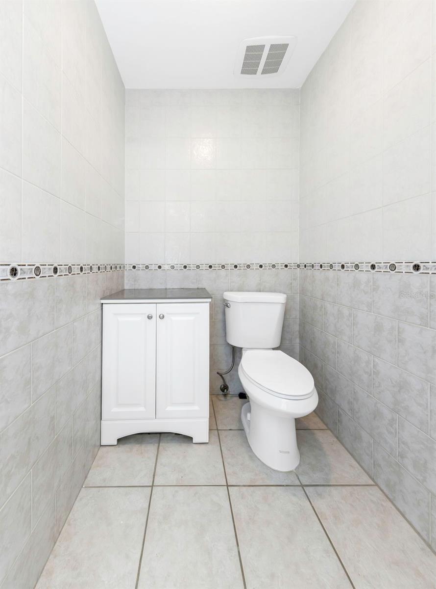 Master Bathroom - Commode