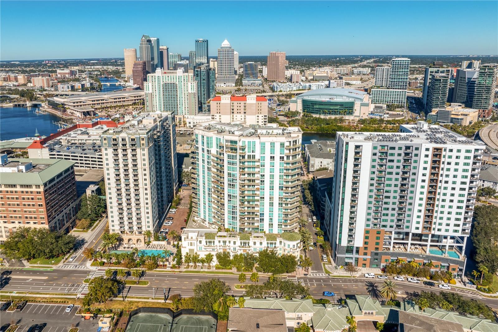 Harbour Island is conveniently located close to Tampa’s Riverwalk, Water Street Tampa, Benchmark Arena, Sparkman Wharf, Bayshore Blvd. and for commuters I-275 & the LeeRoy Selmon Expressway just minutes from the Island