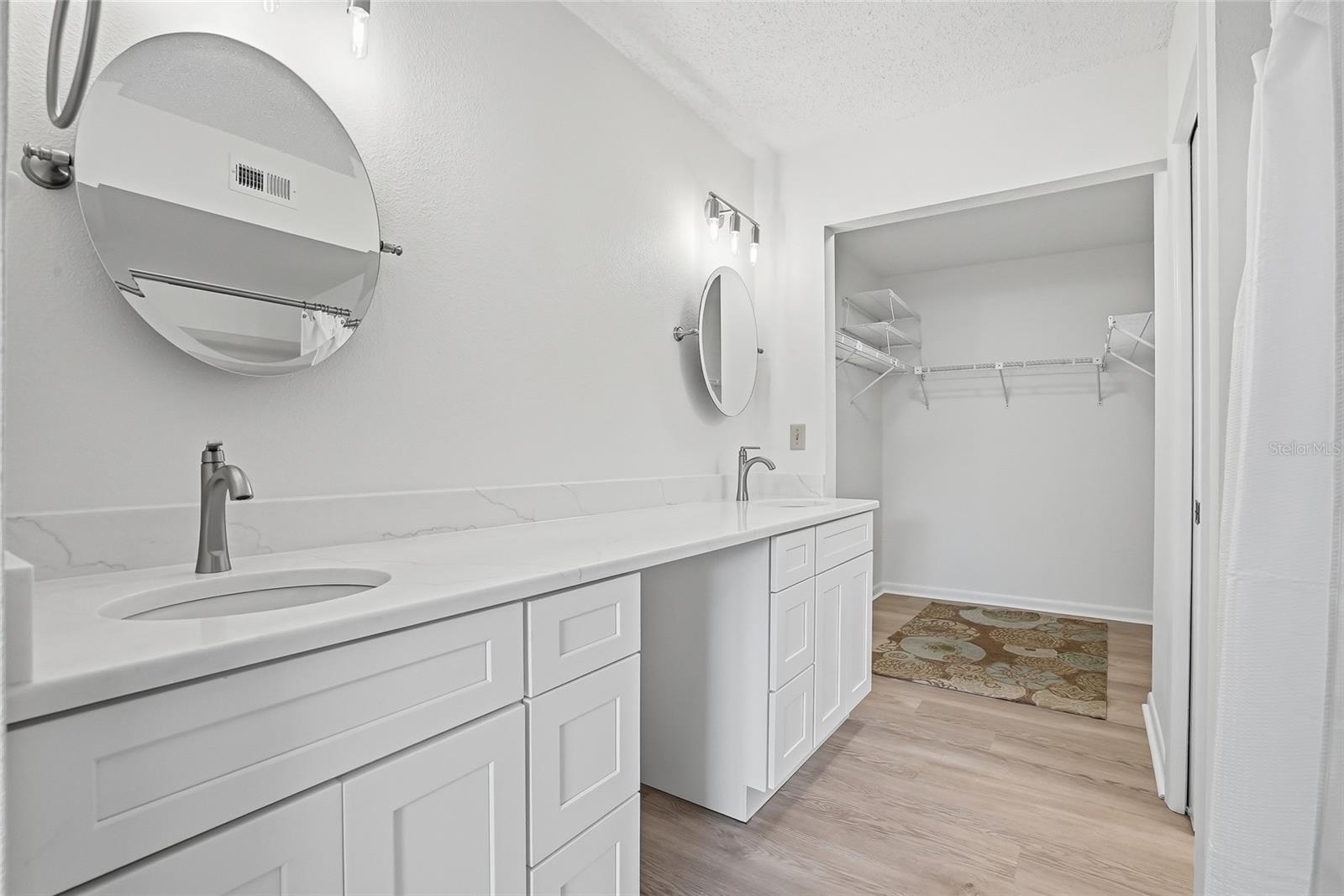 Double sinks in primary en-suite