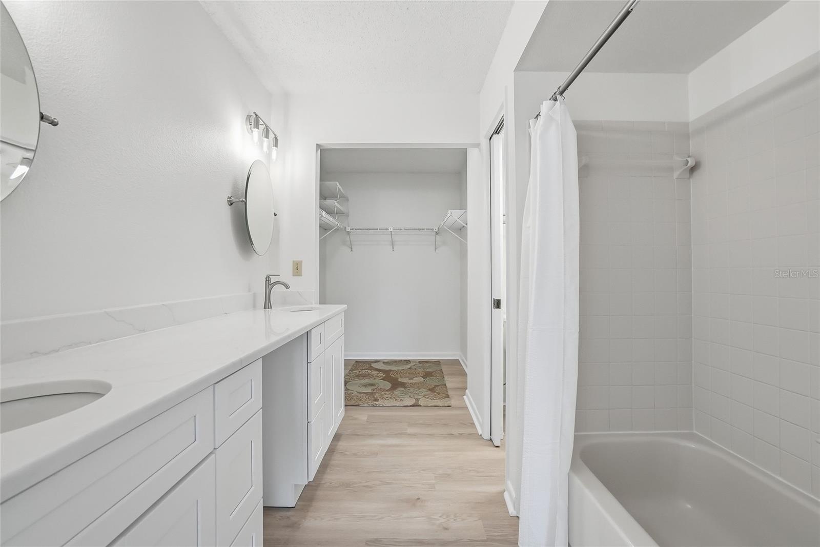 Tub/shower combo in spacious en-suite bath