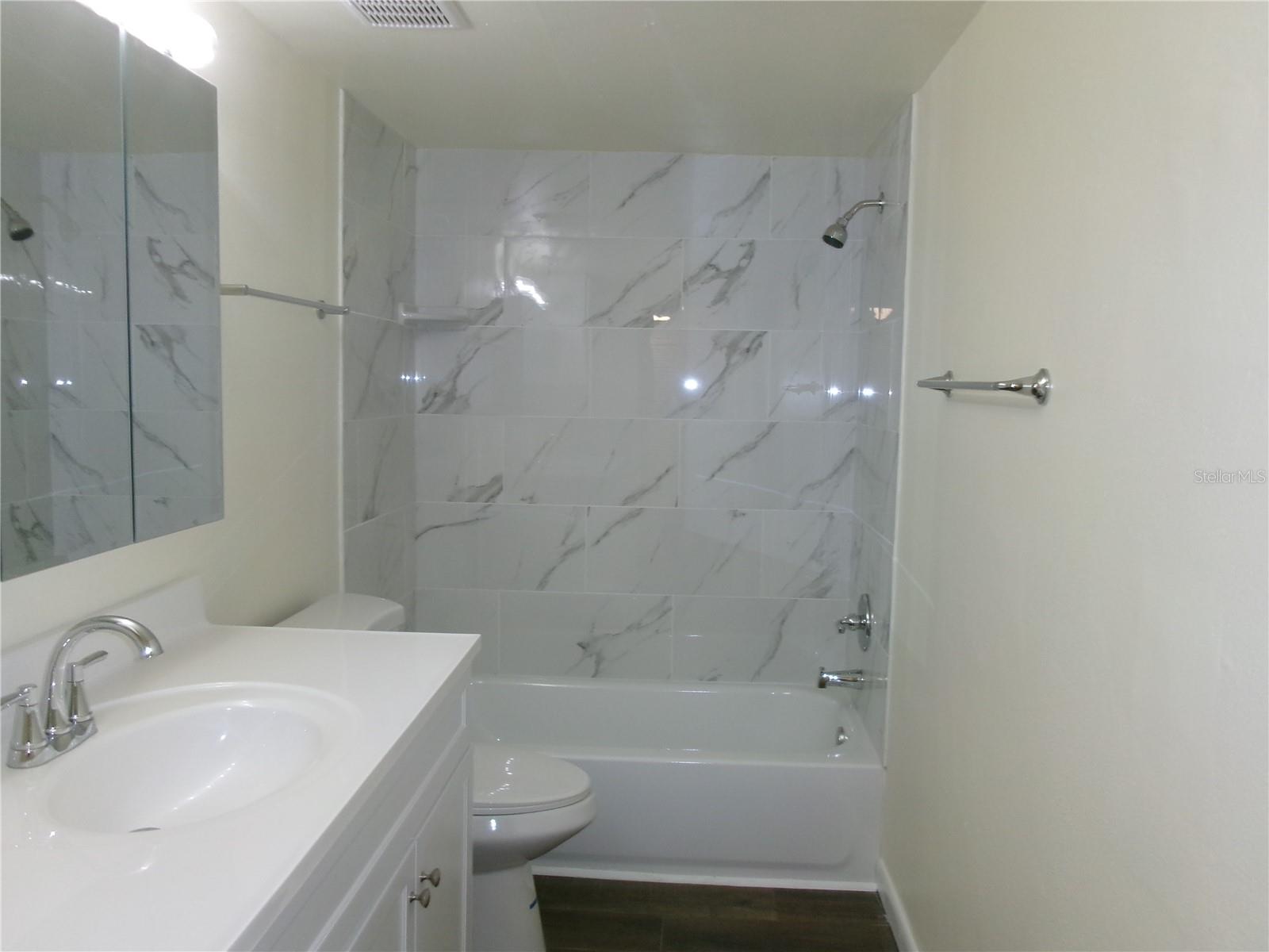 Golden Gate B 16 Bathroom