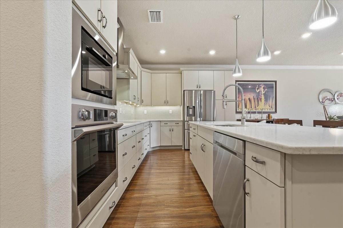 BEAUTIFULLY APPOINTED KITCHEN