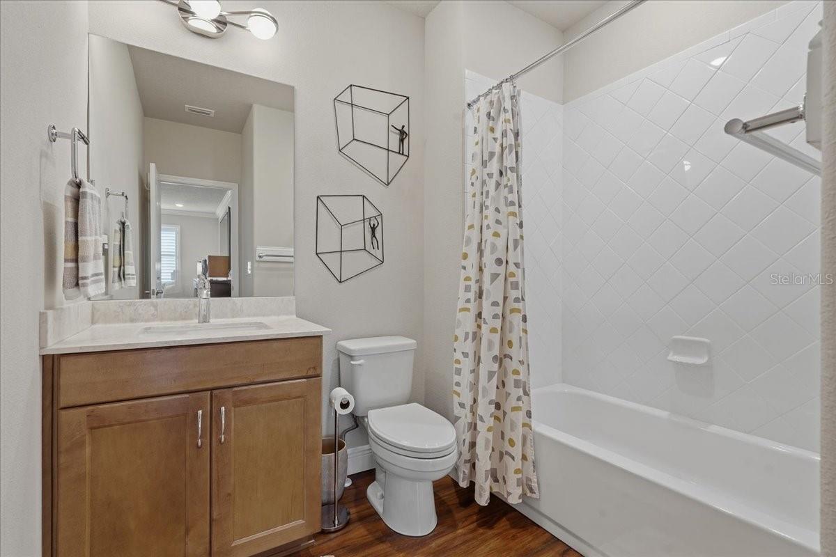 FULL BATHROOM UPSTAIRS