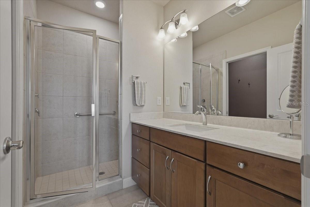 SPACIOUS ENSUITE BATHROOM