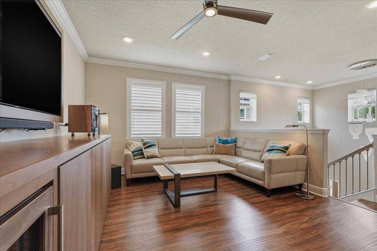 UPSTAIRS LOFT ~ GREAT BONUS SPACE!