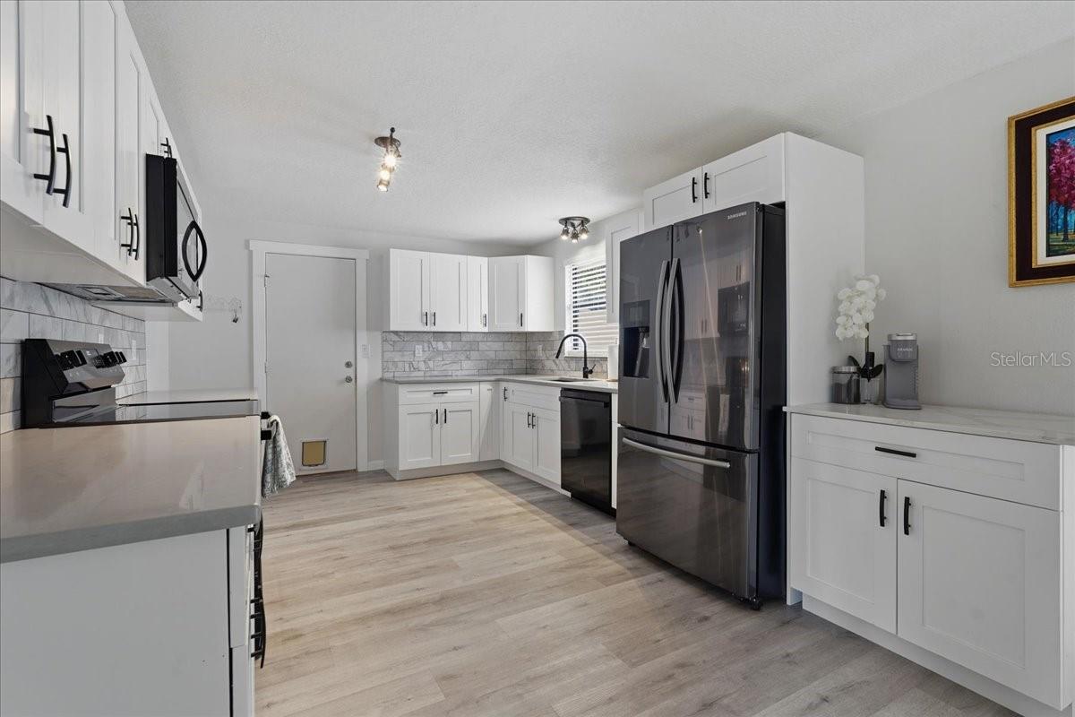 SPACIOUS KITCHEN WITH COFFEE BAR