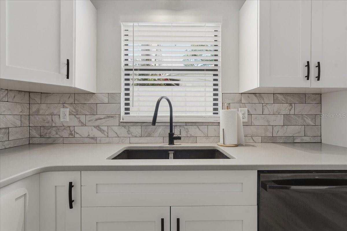 MODERN, SLEEK KITCHEN