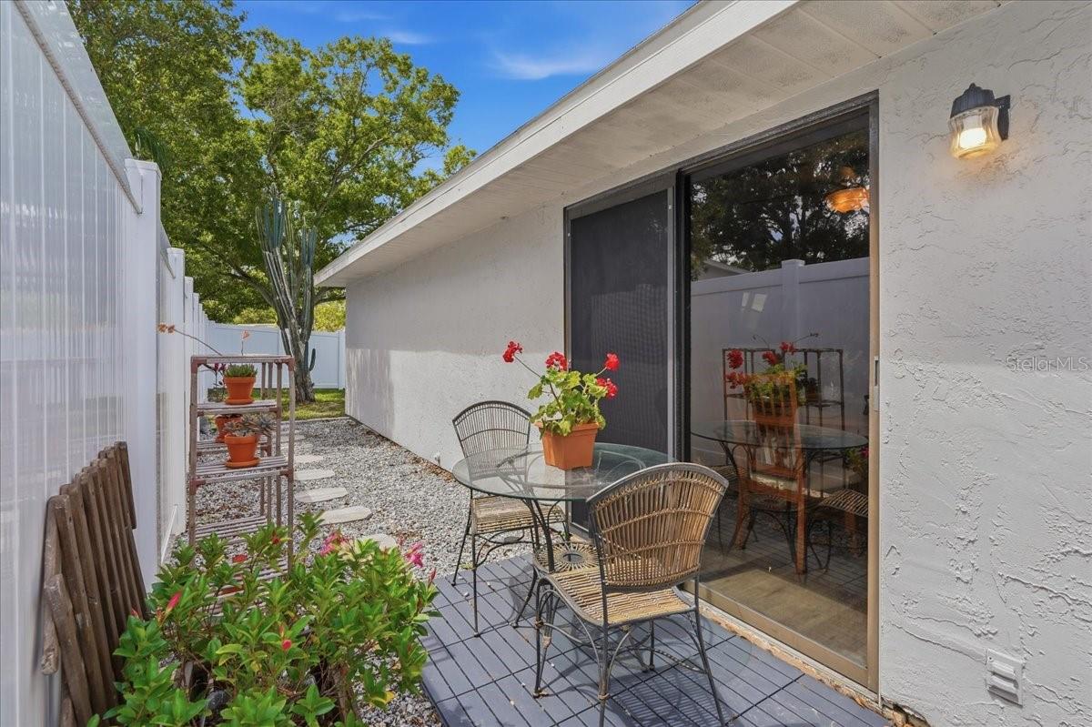 SMART AND CLEAN COURTYARD SIDE YARD!