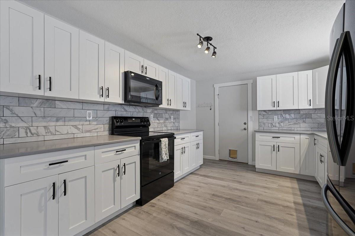 BEAUTIFULLY APPOINTED KITCHEN