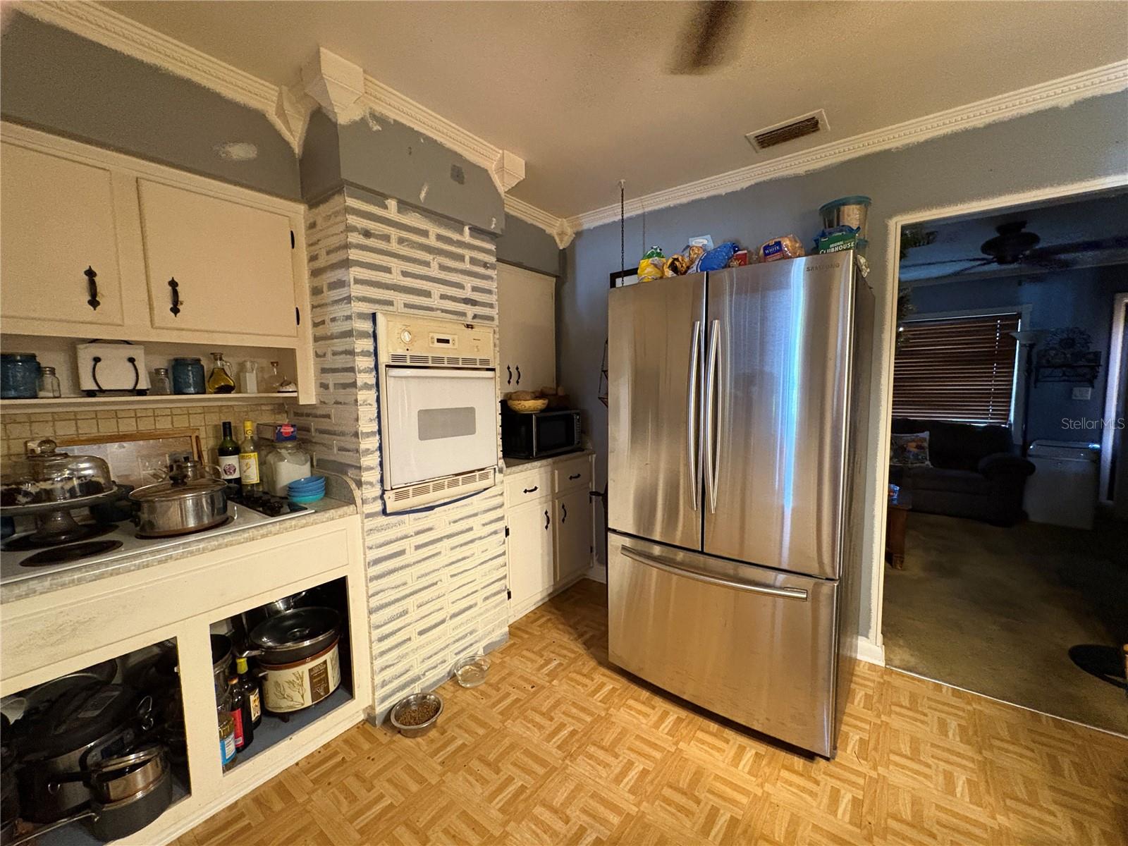 UNIT 1705 KITCHEN