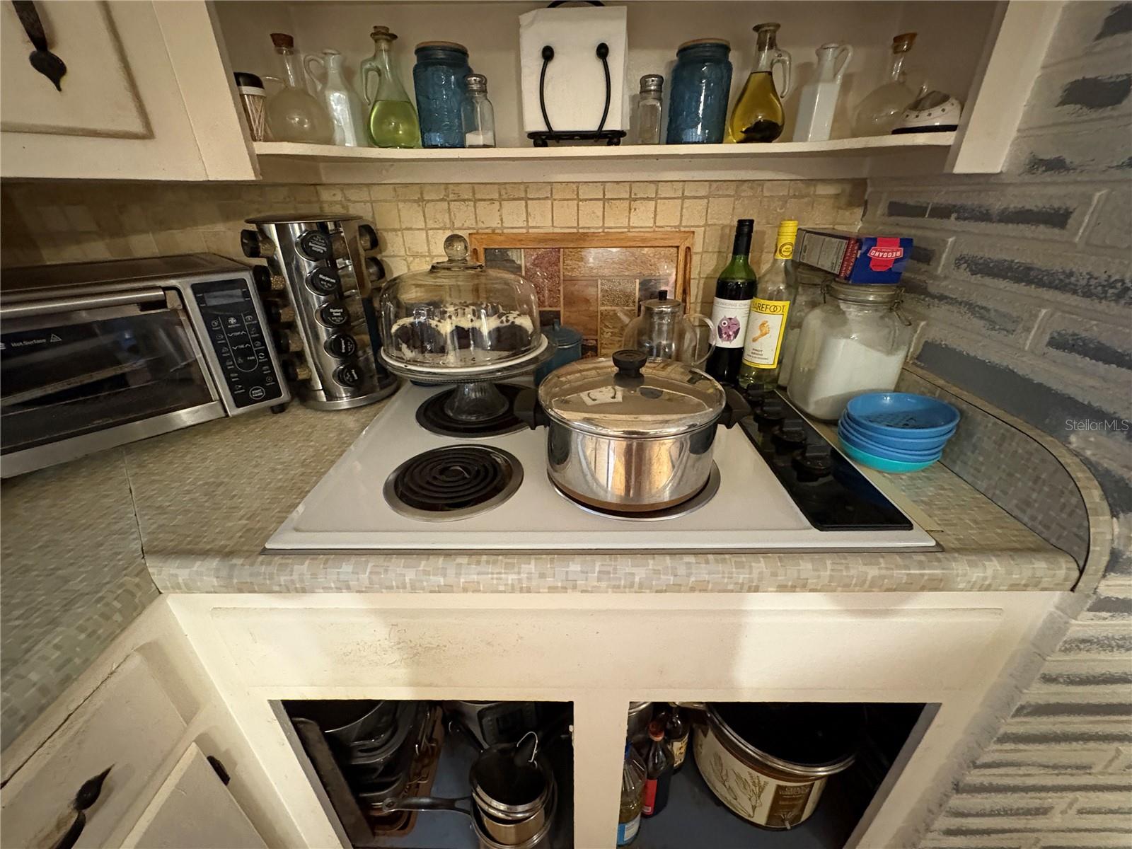 UNIT 1705 COOKTOP RANGE