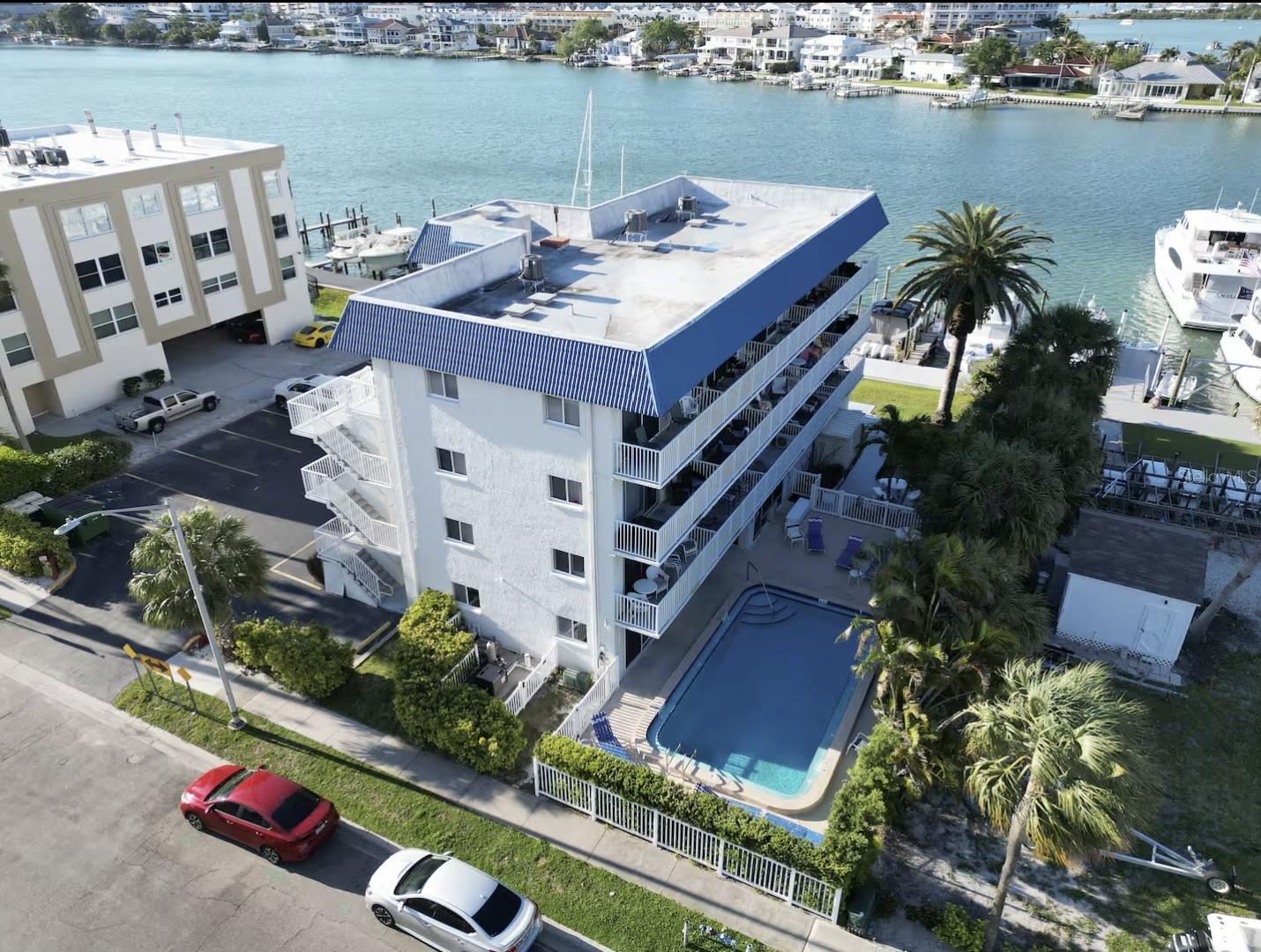 1 block from Clearwater strip