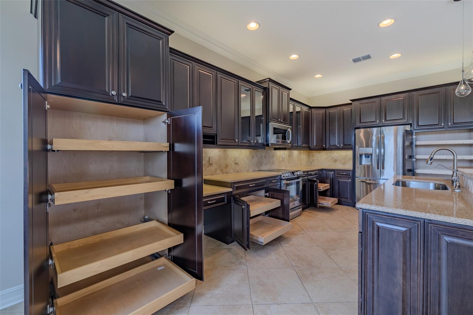 Kitchen w/slideouts
